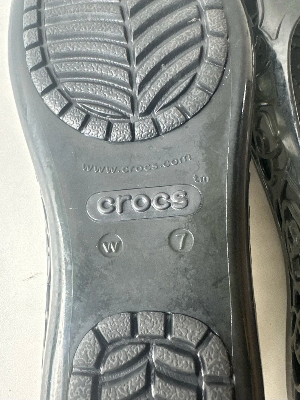 Crocs Women’s Black Floral Cutout Peep Toe Jelly Flats Comfort Shoes Size 7 W - Picture 9 of 10